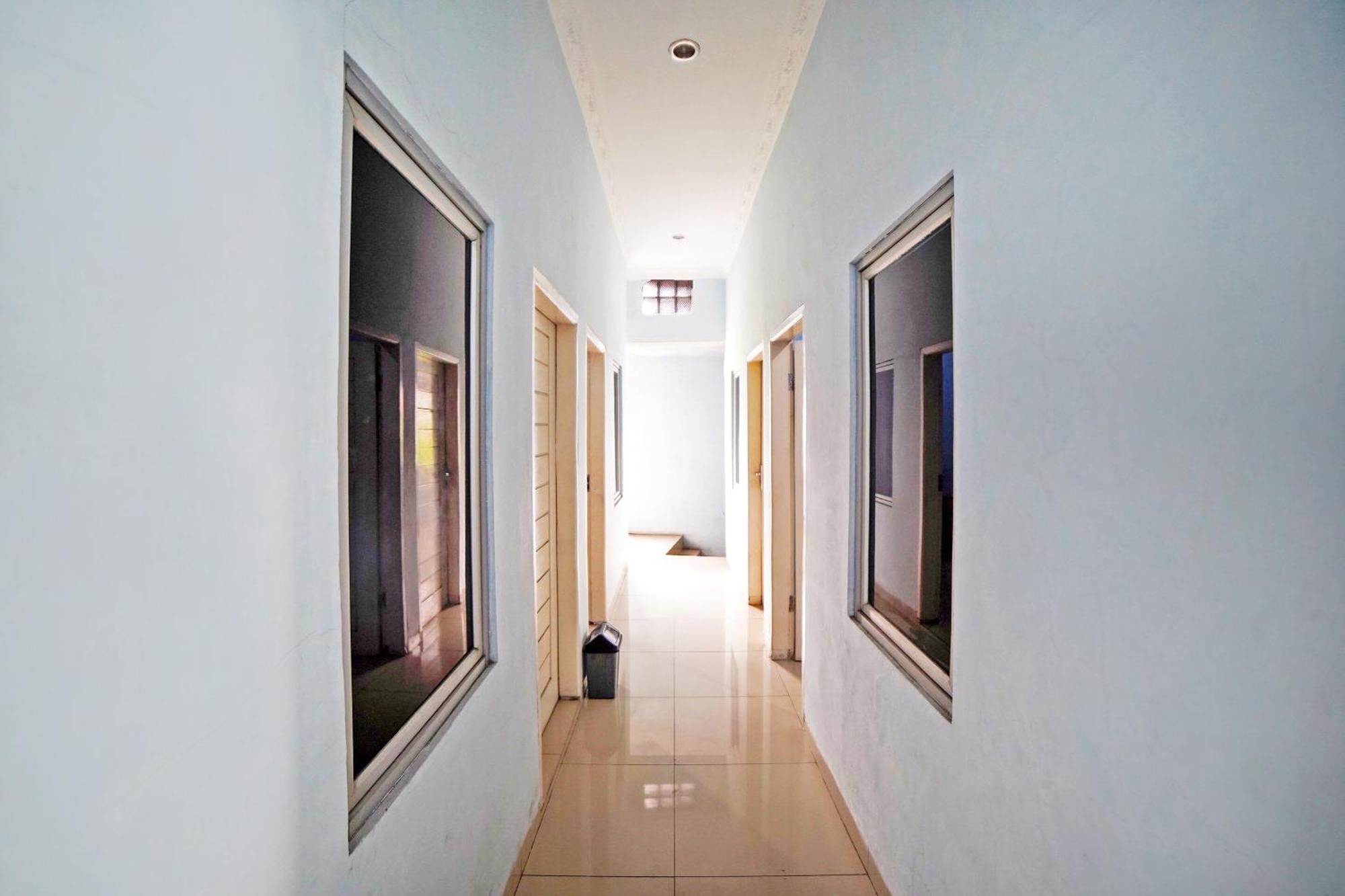 Oyo 90922 Gurusinga Guesthouse Medan Exterior foto